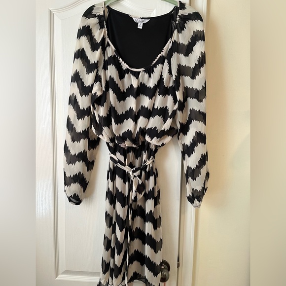 Speck Monochrome Zigzag Long Sleeve Dress - Picture 2 of 5